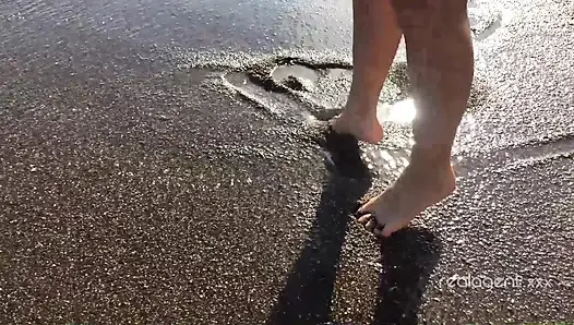 Yalnız gür Rus bebek deniz kıyısındaki kayada amını oyuncak yapıyor