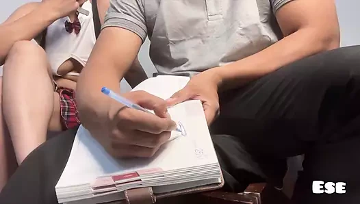 Öğretmen öğrenciye nasıl seks yapmayı öğretiyor