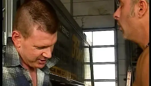 Güzel sarışın Alman kaltak atölyede iki adam tarafından sikiliyor