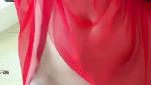 Mary Wolfienstern. Orta yaşlı seksi kadın striptiz yapıyor