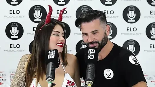 Блондинка Sara выплюет мне рот😈