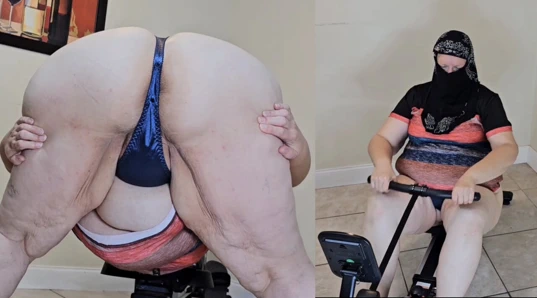 Jamdown26 - tesettürlü büyük götlü orta yaşlı seksi kadın egzersiz bisikletiyle egzersiz yapıyor ve amını yediriyor