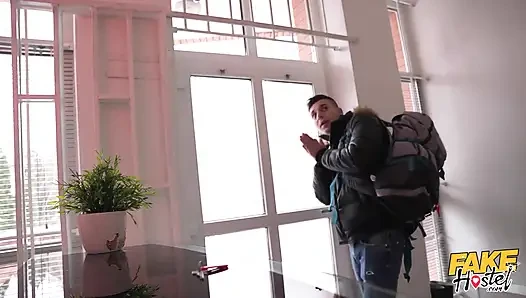 Fake hostel - capri lmonde güzel adam ona yardım edene kadar mastürbasyon sorunu yaşıyor
