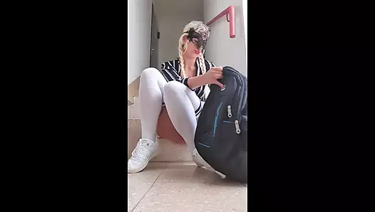 Merdiven boşluğunda halka açık