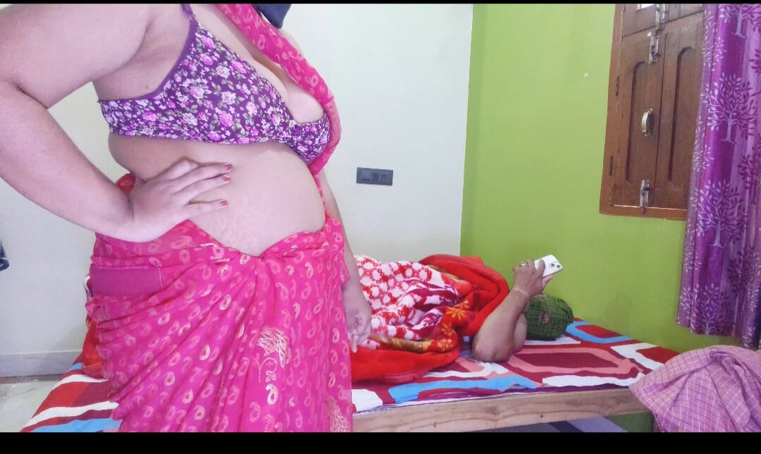 Büyük memeli desi kamwali bai ev sahibi tarafından baştan çıkartır