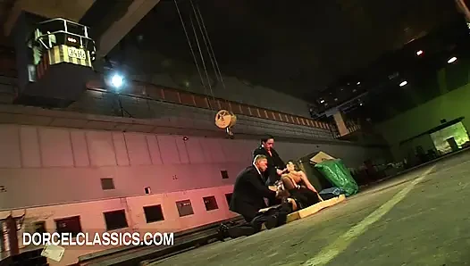 Eski bir depoda çifte penetrasyon