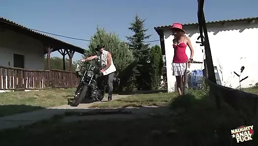 Bisikletçi adam küçük memeli bir çiftlik kızını gösteriyor ve seks için duruyor