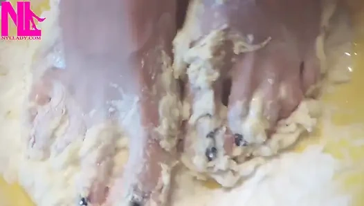 Çıplak ayaklarımla makarna için hamur yapıyorum