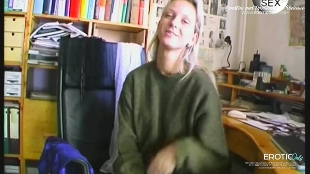 Ateşli sarışın genç kız ofisimde mastürbasyon yapıyor