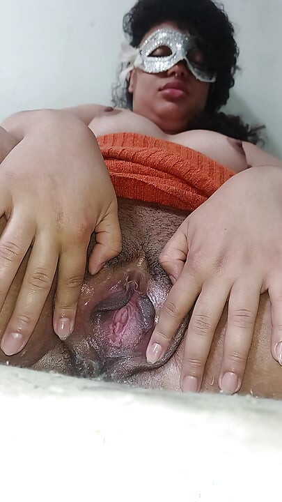 Ateşli mastürbasyon sırasında büyük kremsi amcık lezzetli bir şekilde boşalıyor