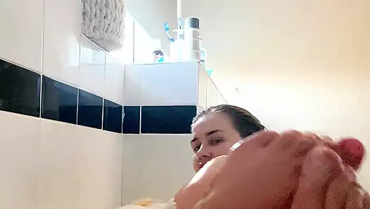 O telefonu indir ve benimle banyoda göğüslerimi yıka