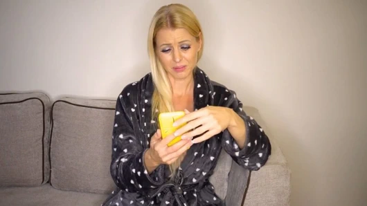 Sarışın orta yaşlı seksi kadın küçük penisinin resminden iğreniyor