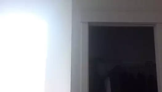 Bir yastık yumruklayan kıvrımlı latin