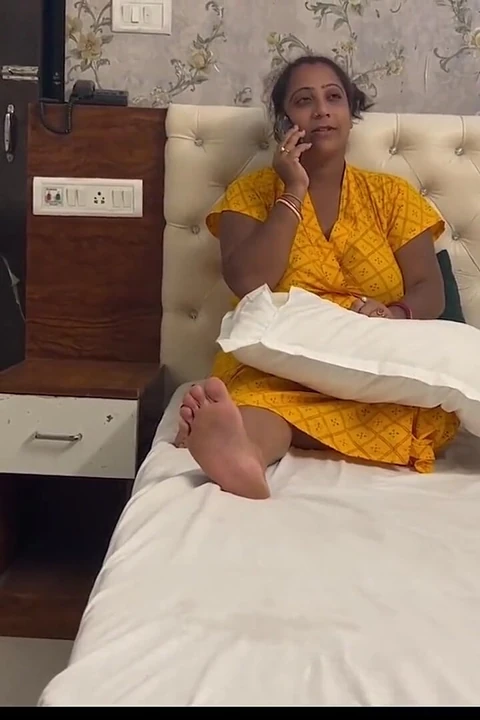 Olgun büyük memeli azgın Hintli yenge televizyon mühendisi tarafından sikiliyor