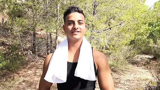 Heyecan verici genç erkek avcısı Yelena ve deneyimsiz genç adam Ezequiel