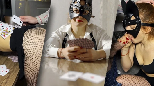 Myredfoxgirl kartlarda kayboldu ve ağzı ve amcığıyla borcunu ödedi