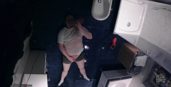 çiş boşalmak ve koklama içinde banyo