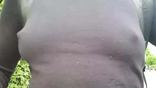 Kaldırımda gösterilen göğüsler