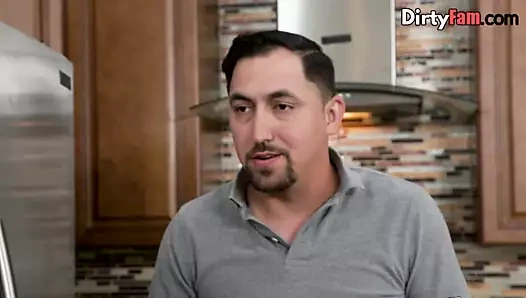 Sarışın genç büyük musluklar ile aile üyeleri tarafından becerdin alır