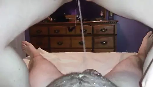 O yatakta ona altın bir duş verir