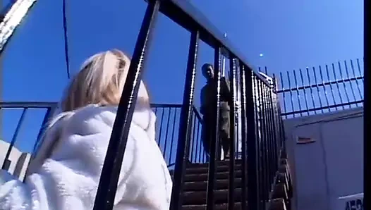 Seksi sarışın bebek üzerinde kanepe emme ve beceriyor çikolata dong