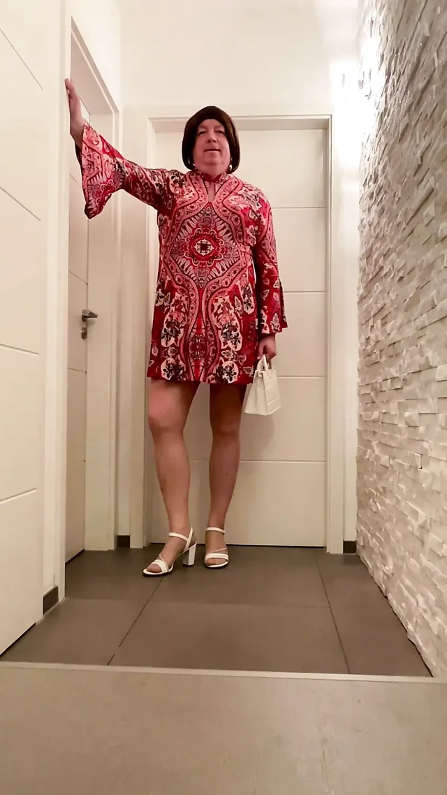 Nicolette yeni sandaletli ve yeni el çantasıyla - bence seksi görünüyor