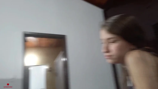 Masum yüzlü üvey kız kardeşim bana harika bir oral seks yapmasına izin vermemi istiyor