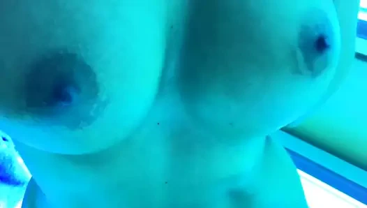 Alis bl0nd bronzlaşma kabininde tamamen çıplak