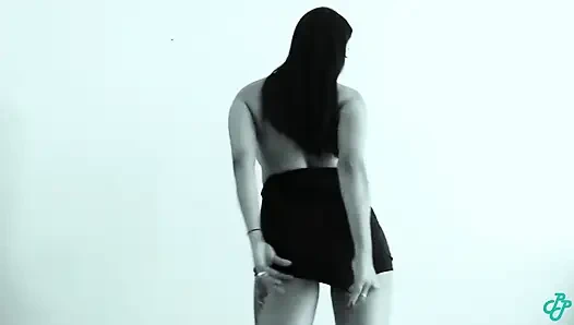 Büyük memeli latin götünü teşhir ediyor