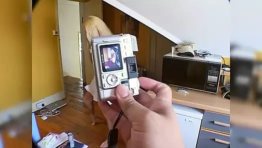 Jenny resim için poz verirken Steve onunla oynuyor