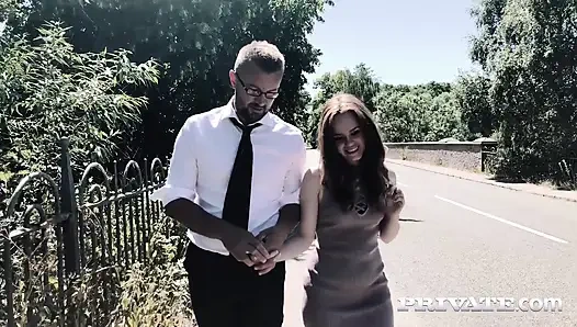 Seksi kızıl saçlı Ella Hughes kocasına cinsel karşılaşmalarını itiraf ediyor