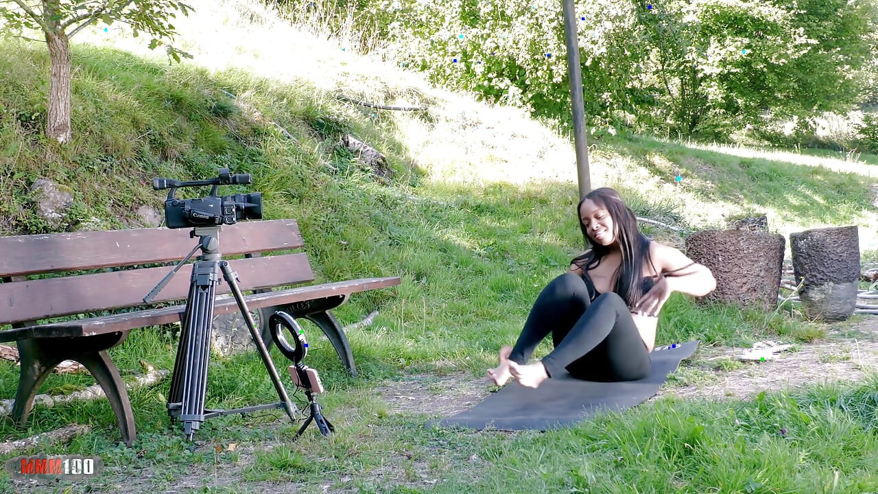 Ateşli zenci Kolombiyalı bebek Paris bir videoda yoga yapıyor ve kanepede sikişmeyi bitiriyoruz