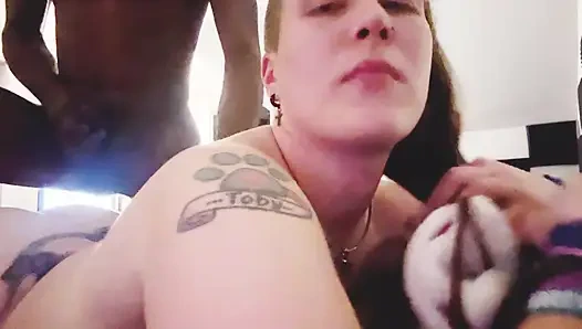 Amcığını yediriyor ve elf tarafından sikiliyor