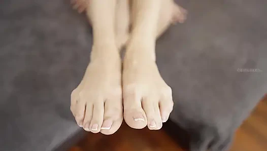 Ayaklar ve çiş! Orta yaşlı seksi kadın seni daha fazlası için yalvartıyor!