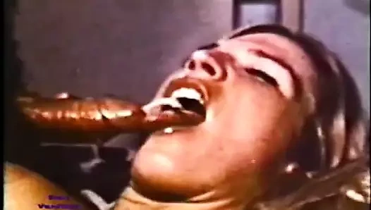 Sarışın sürtük yardımı sikiyor'