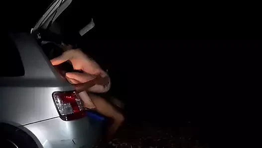 Ateşli evli kadın ormanda siyah sopayı itiyor