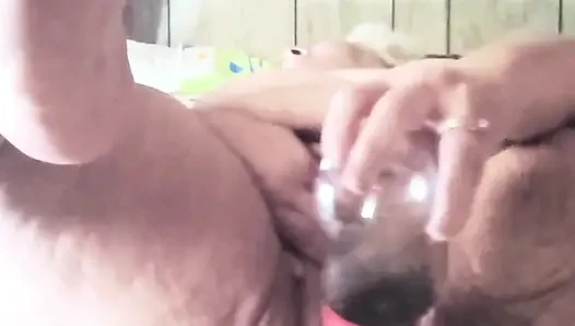 Şişman fahişe o kola şişesini tam gazla sikiyor