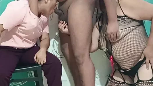 Üvey kız kardeş 70 yaşındaki olgun fahişe üvey annemle yarak emiyor