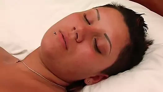 Seksi çoraplı egzotik hatun amını ovuyor ve parmaklıyor