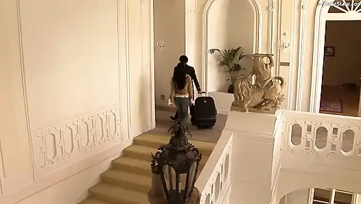 İki lezbiyen iyi bir yarak için sikişiyor!