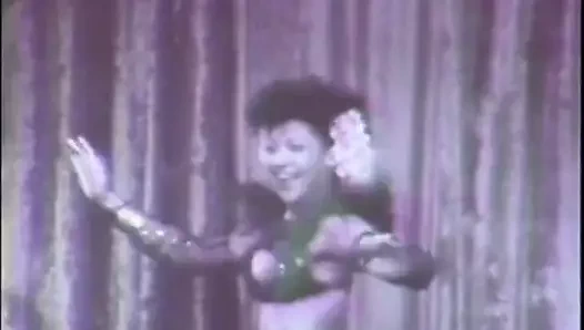 seksi latina gösterir onu erotik dans (1950'ler vintage)