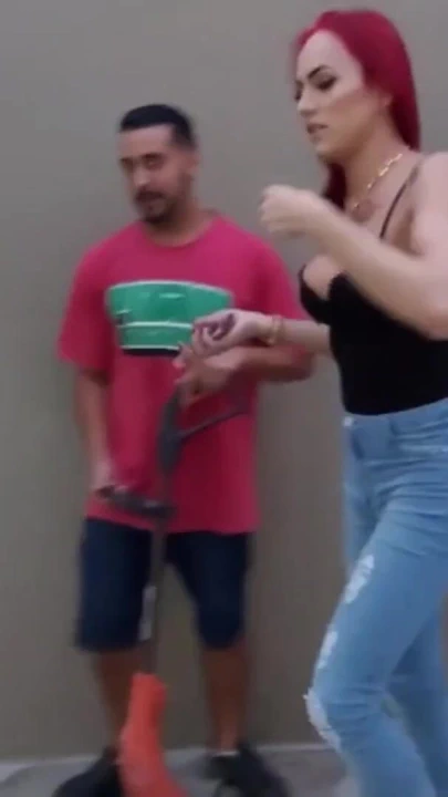 Ateşli kızın çimini biçiyor ve götüne çubuğa yumruk sokuyor | Klip 1