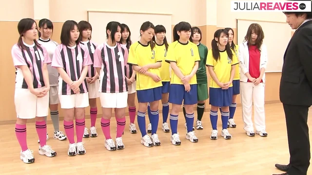 Kıllı kız koçları emdikten ve sikişten sonra amına boşaltıyor