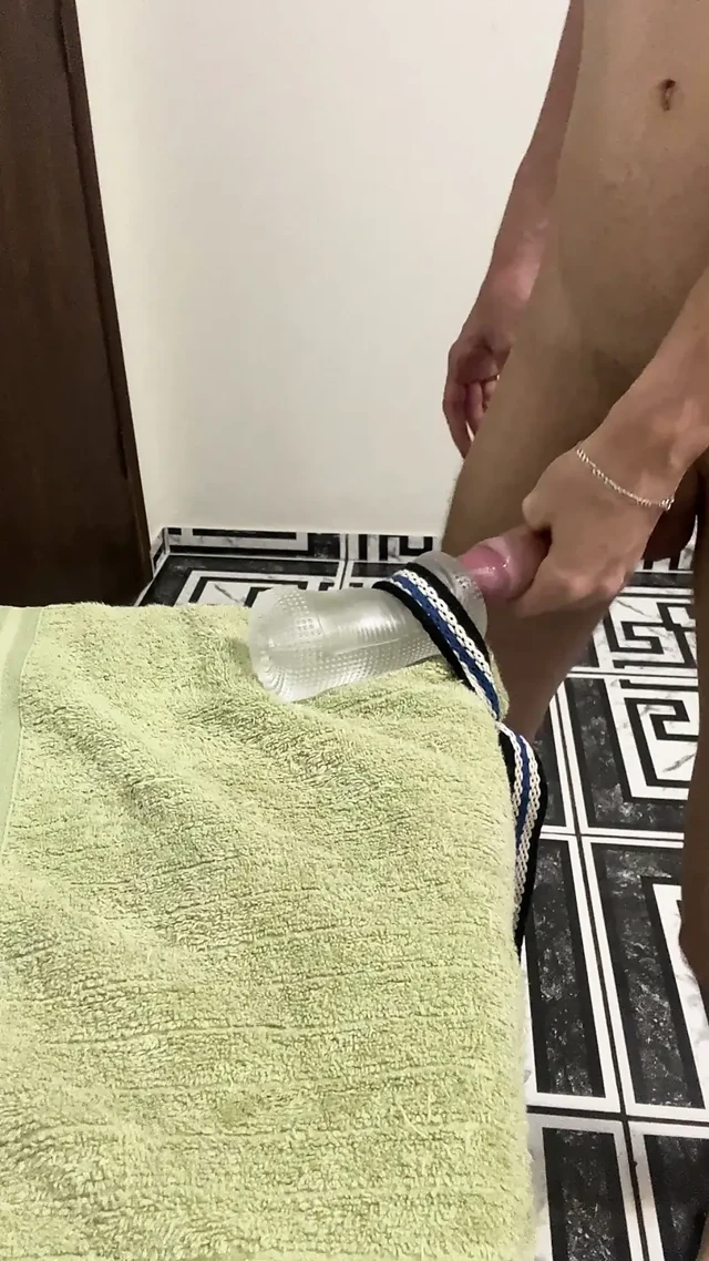 İnce yapılı, büyük yaraklı genç oğlan oyuncağını sikiyor