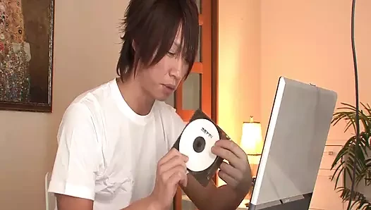 Sevimli Japon hatun bir adamı emiyor ve memnun ettikten sonra fışkırtıyor