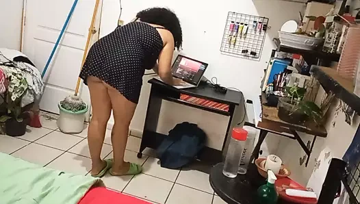 Karım elbise ve tanga içinde odayı temizliyor