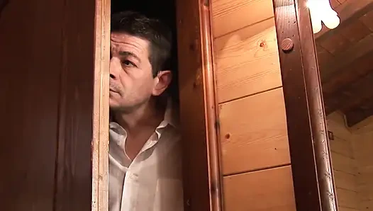 Saunada genç bir kız iyi bir sikişmeden önce olgun bir yarağı emiyor