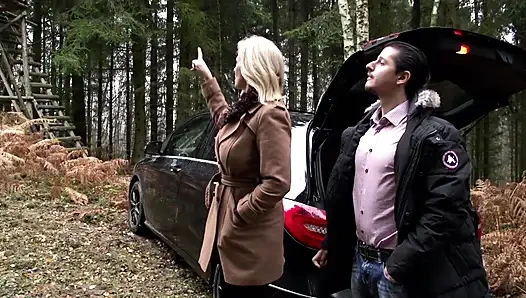 Büyük memeli orta yaşlı seksi kadın açık havada sikiliyor