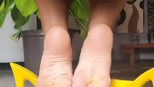 Pies femeninos con tacones altos