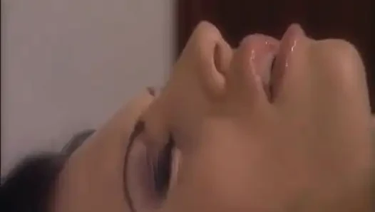 Esmer Alman orta yaşlı seksi kadın nostaljik iki kadın bir erkek üçlü grup sekste paylaşılıyor